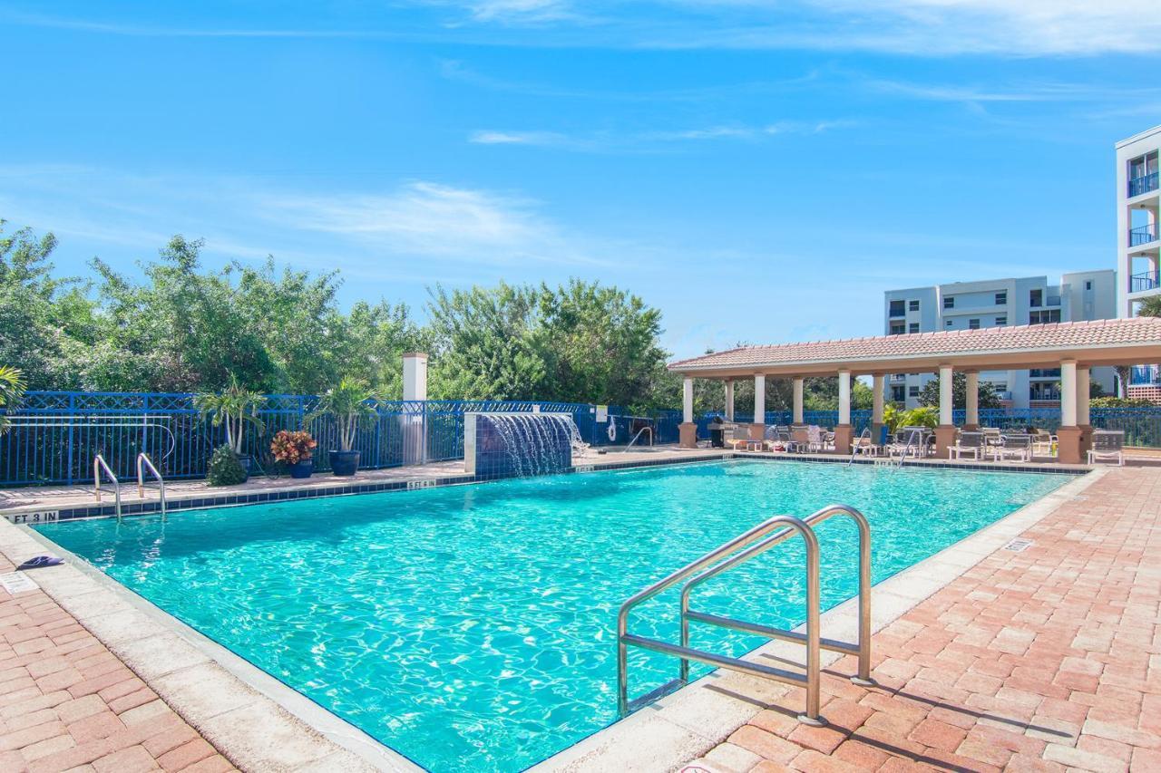 Oceanwalk Condos Bethune Beach Exterior foto